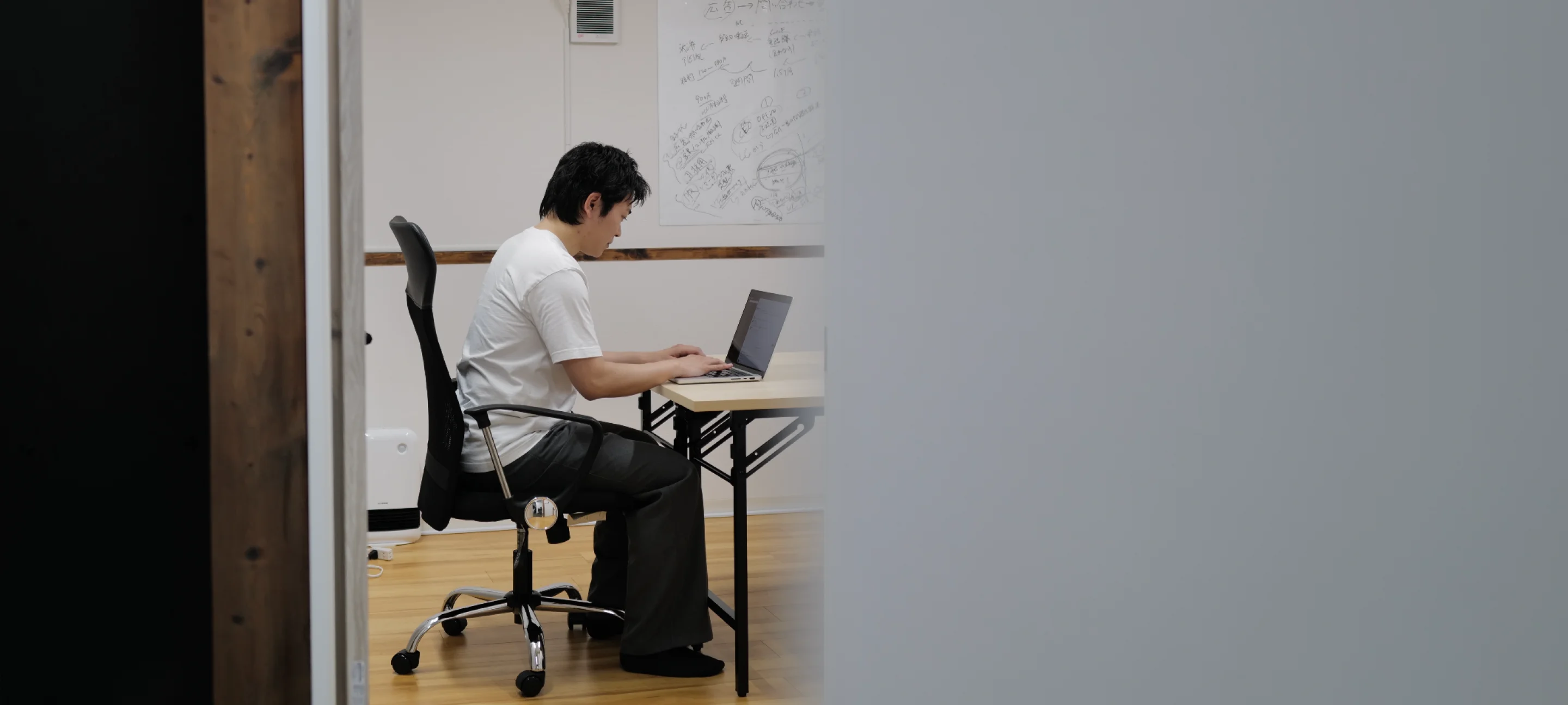デスクでパソコンに向かう社員