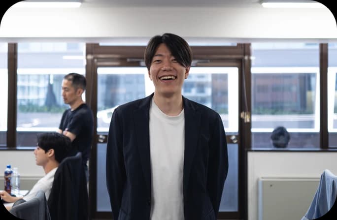 オフィスで笑顔を見せる代表取締役CEO 平瑶平