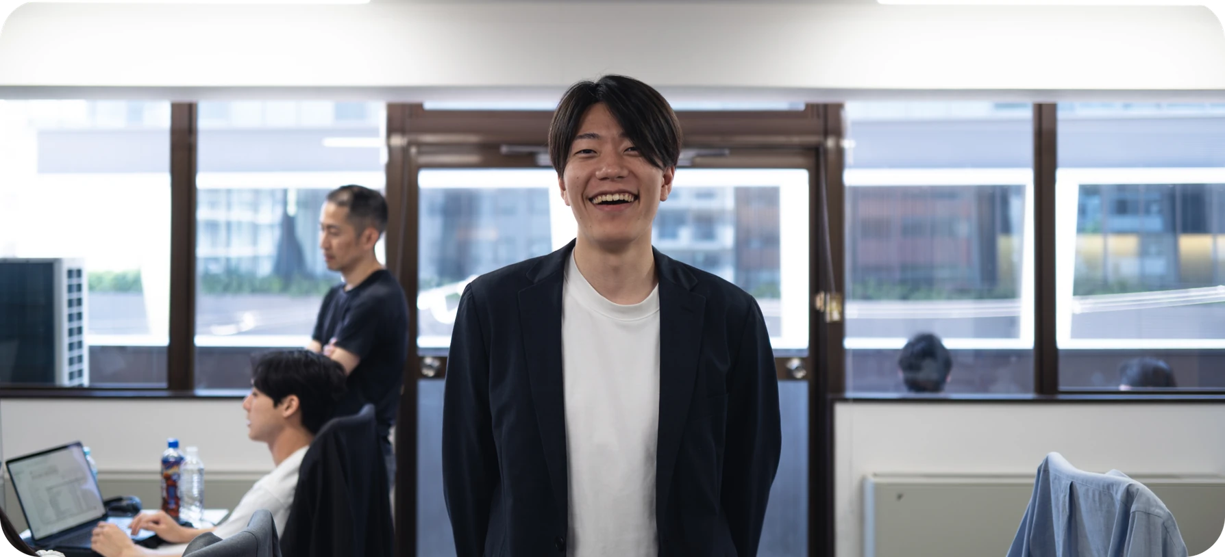 オフィスで笑顔を見せる代表取締役CEO 平瑶平